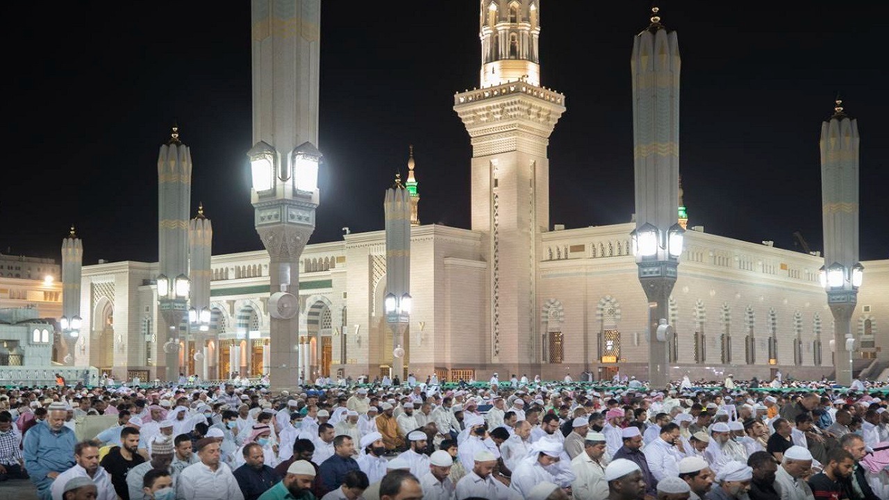 صور..المسجد النبوي يكتظ بالمصلين في رابع ليالي رمضان