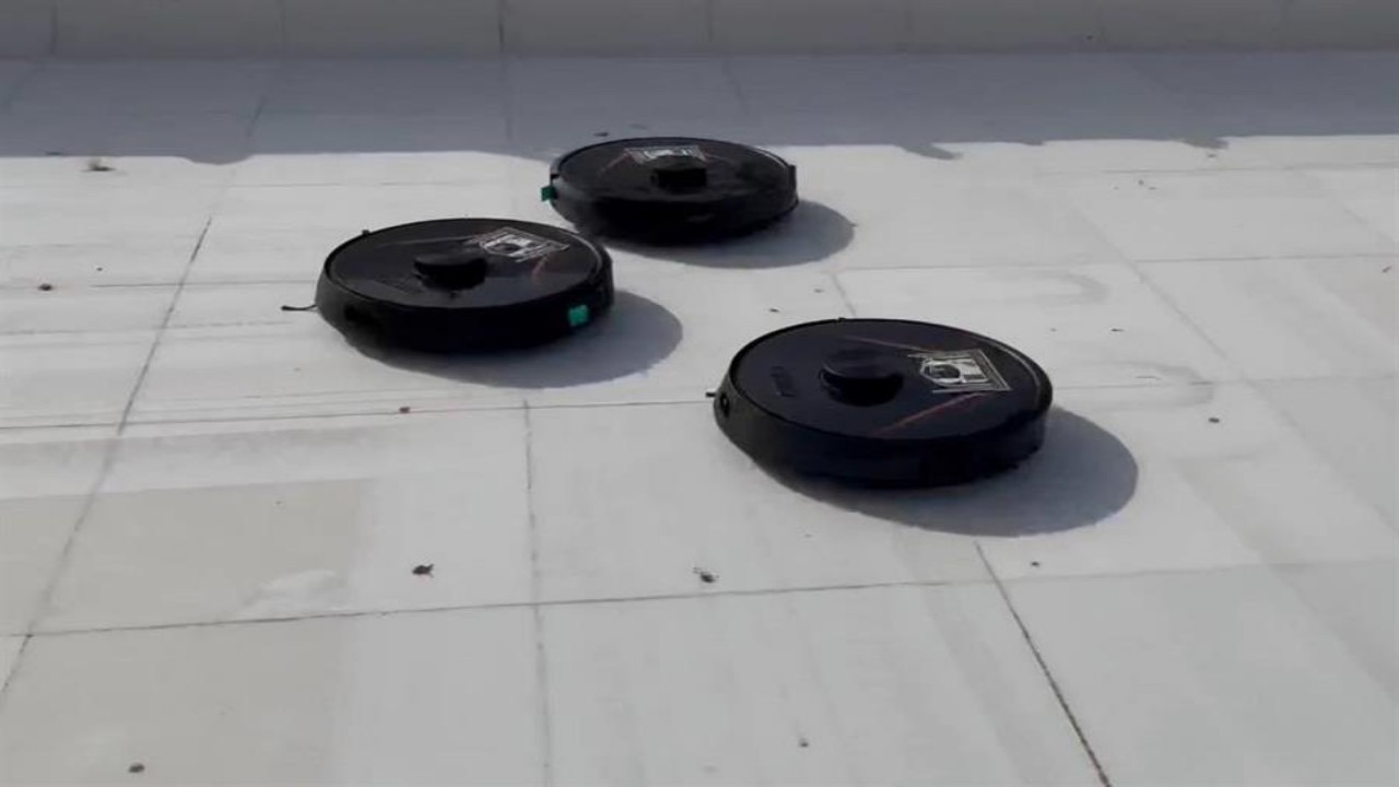 بالفيديو والصور.. تنظيف وتطهير سطح الكعبة المشرفة باستخدام مكانس ذكية