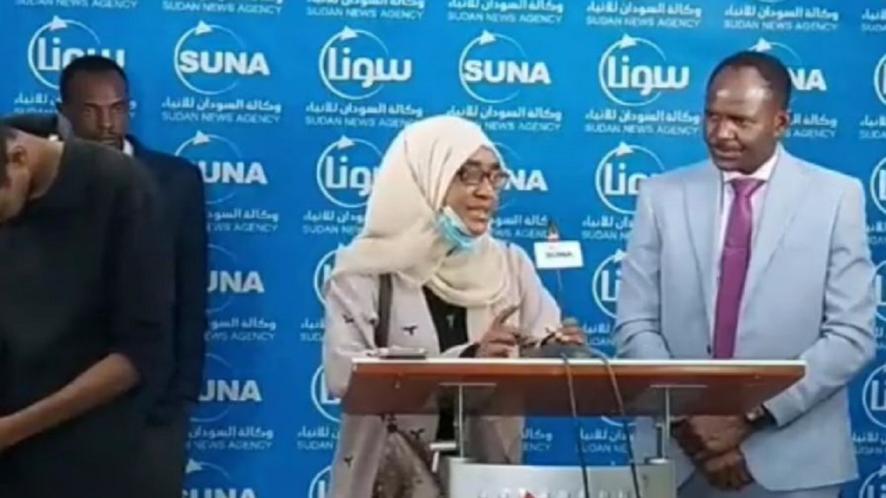 بالفيديو.. صحفية سودانية ترمي الحذاء على سياسي