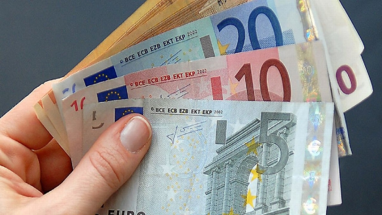 ارتفاع سعر اليورو بعد إعادة انتخاب ماكرون رئيسًا لفرنسا