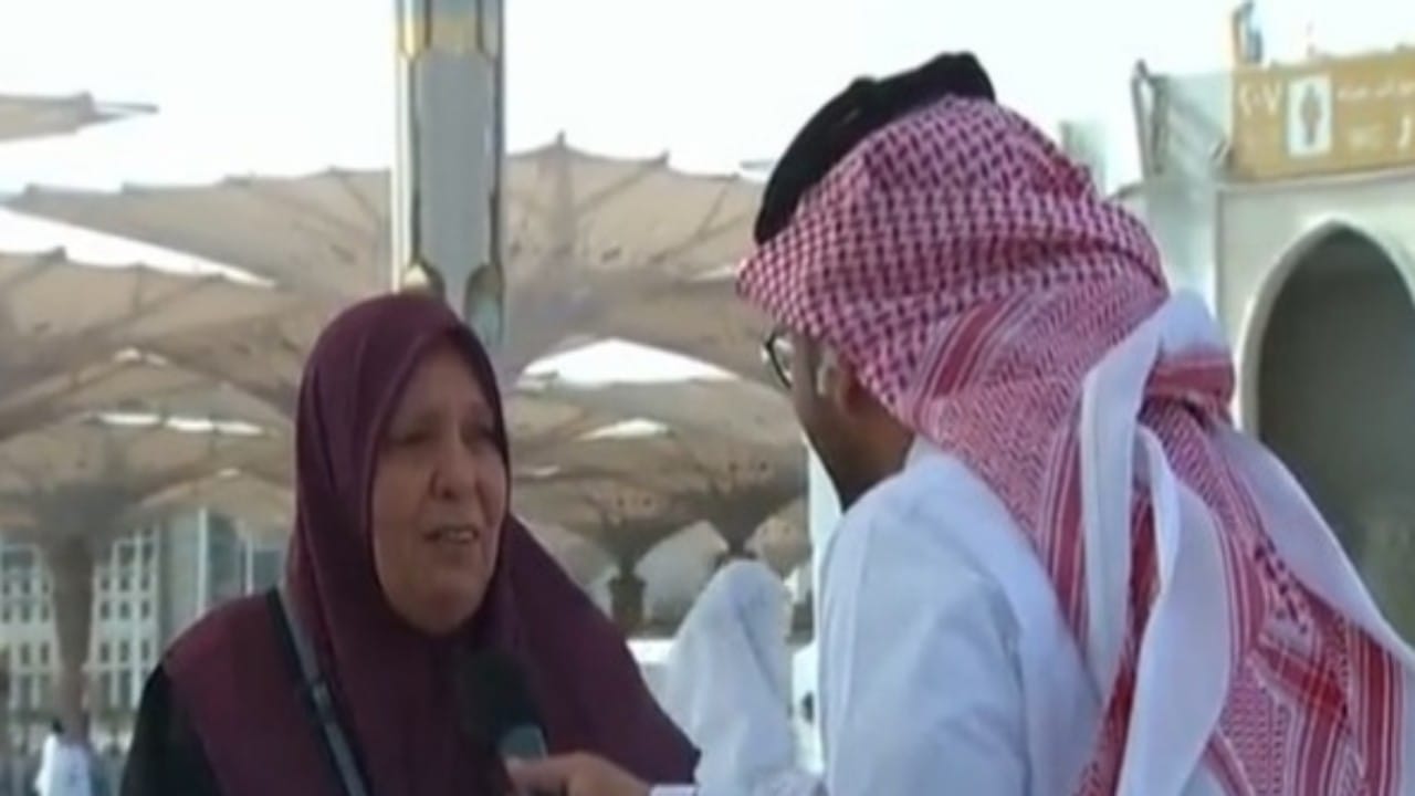 شاهد.. معتمرة تبكي أثناء حديثها عن وصولها إلى المسجد النبوي