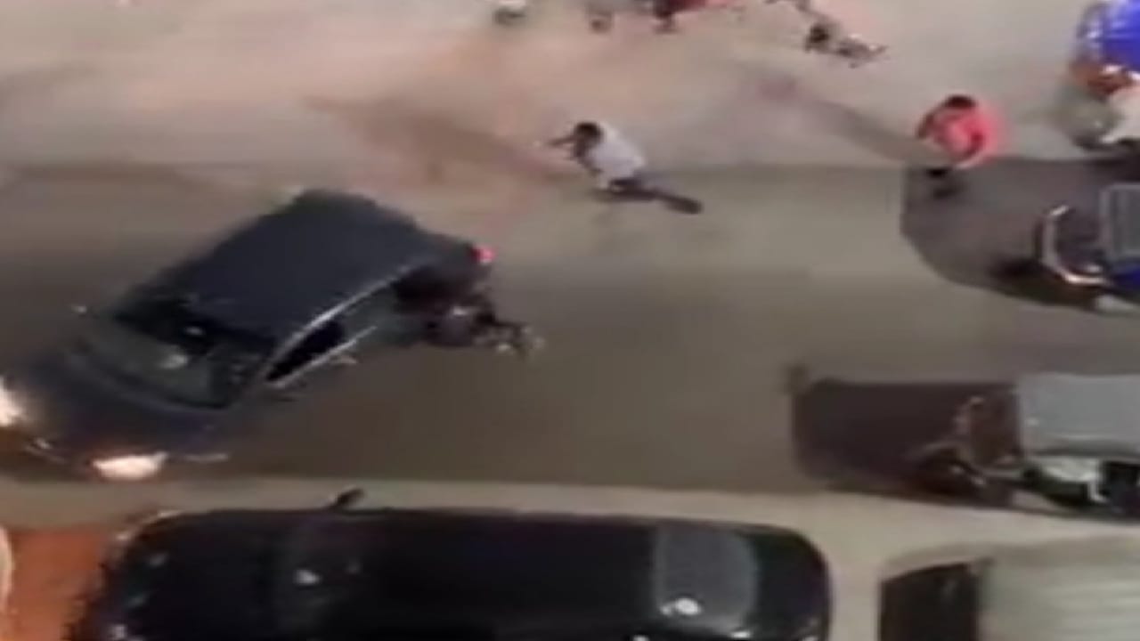 لحظة مطاردة لص قام بسرقة سيارة