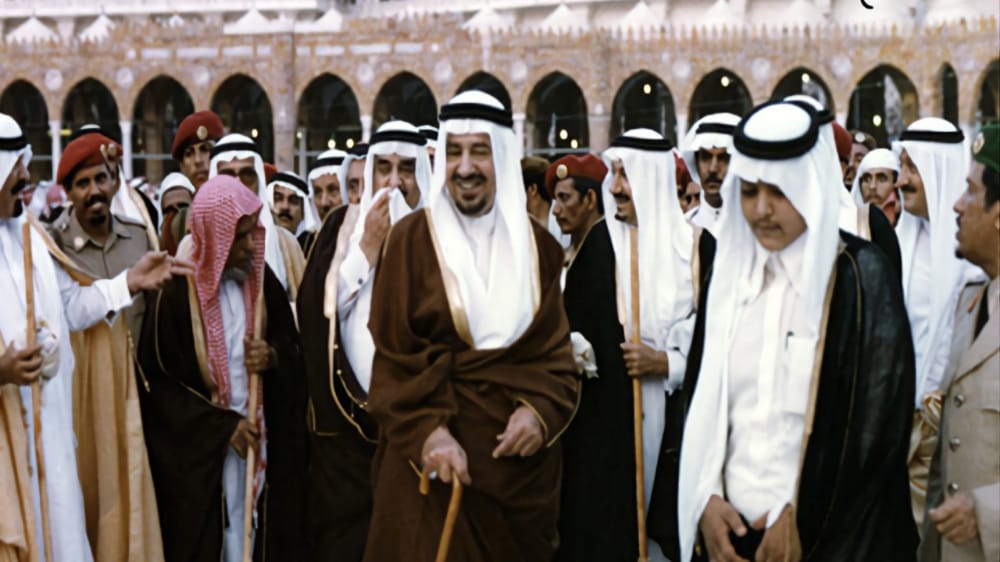 صورة عفوية للملك خالد بن عبدالعزيز عقب غسيل الكعبة المشرفة