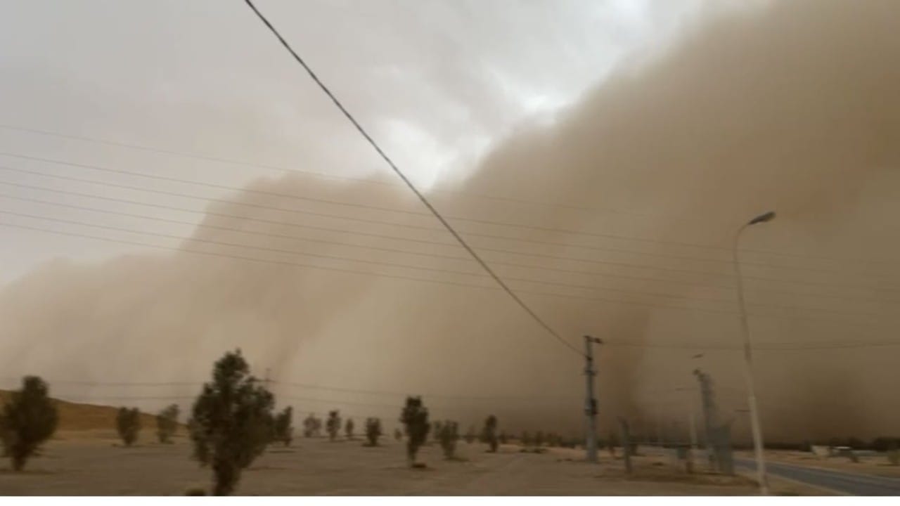 الحصيني يتوقع: غبار كثيف يصل الرياض قبل منتصف الليل