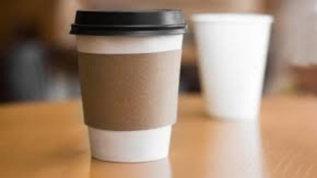 دراسة تكشف عن خطورة أكواب القهوة البلاستيكية 
