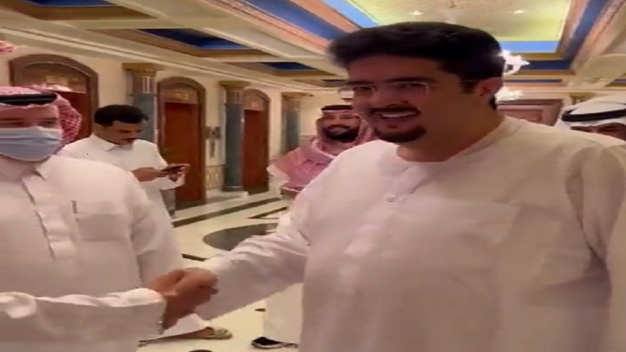 بالفيديو.. الأمير عبدالعزيز بن فهد يقابل شاب تكفل بعلاجه من السرطان