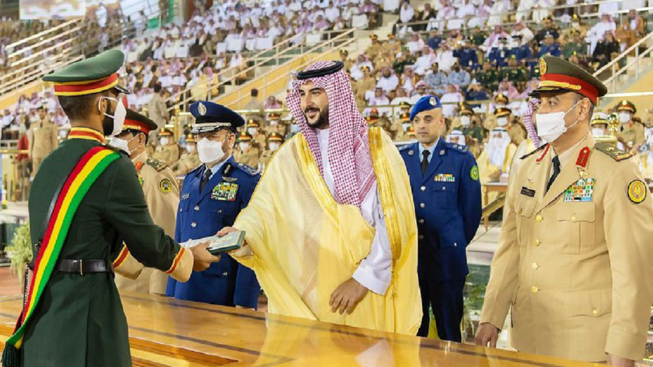 نائب وزير الدفاع يرعى حفل تخريج الدفعة 80 من طلبة كلية الملك عبدالعزيز الحربية