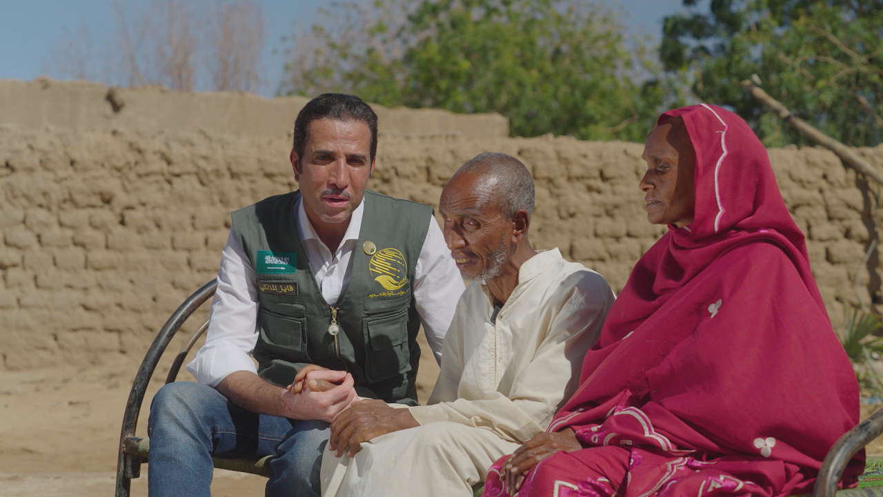 فايز المالكي تغالبه الدموع مع حالة أحد السودانيين في برنامج إنسان