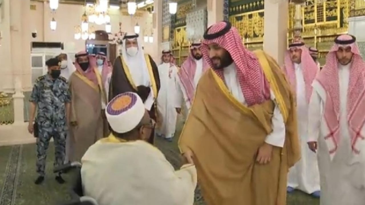 صورة لولي العهد وهو يصافح أقدم أغوات الحرم النبوي