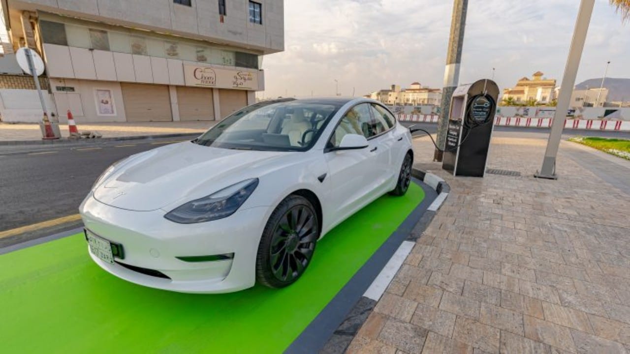 أمانة المدينة المنورة تطلق أول خدمة شحن للسيارات الكهربائية 