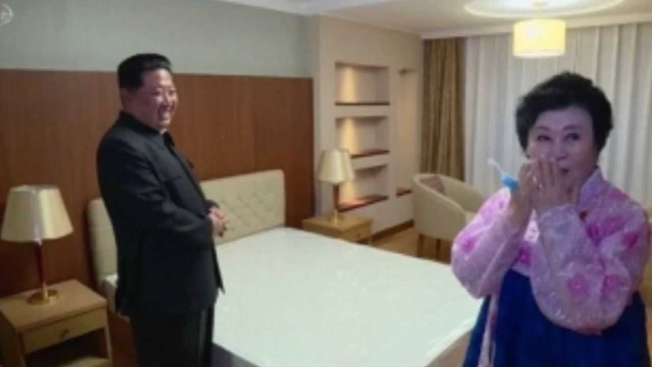 بالفيديو … رد فعل المذيعة  الباليستية بالمنزل المقدم لها من الزعيم الكوري