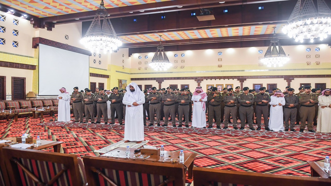 أمير عسير يرفع عظيم الشكر والامتنان للقيادة الرشيدة ويلتقى بالقيادات الأمنية بالمنطقة