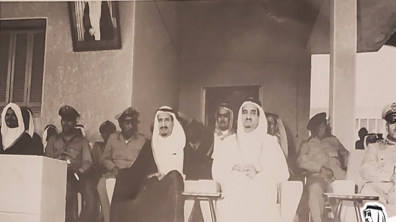 صورة نادرة تجمع الملك سلمان والملك فهد خلال حفل تخرج بكلية قوى الأمن الداخلي