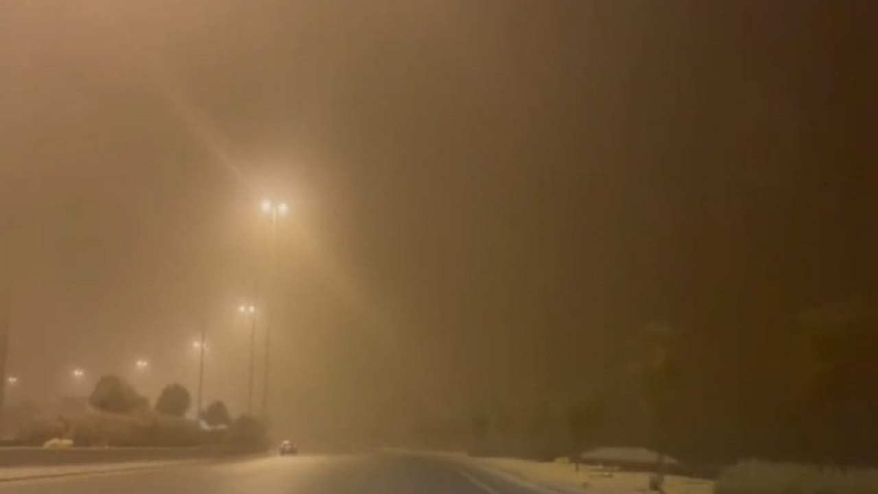بالفيديو.. موجة غبار كثيفة تداهم الرياض فجر اليوم