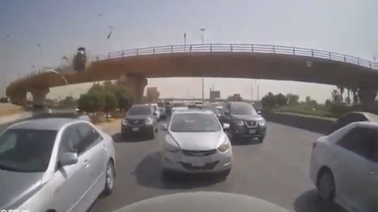 بالفيديو.. لحظة سقوط مركبة من أعلى كوبري في الرياض