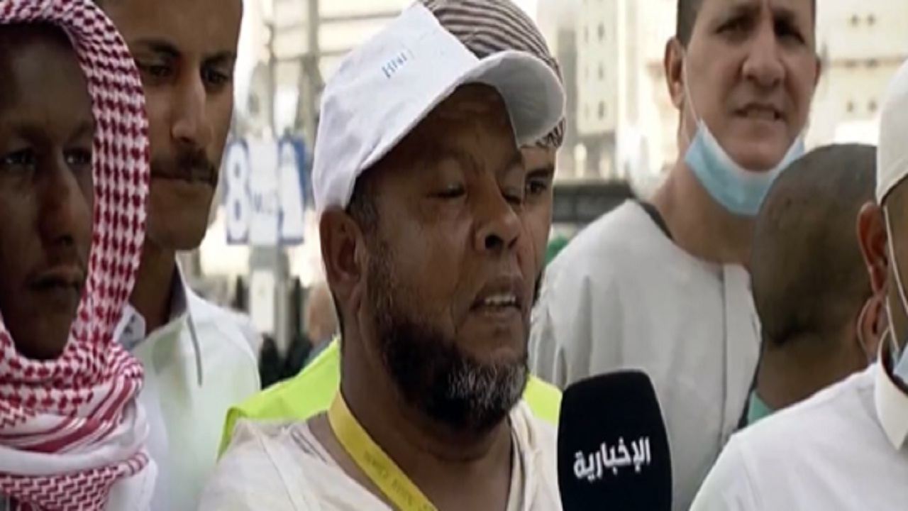 بالفيديو .. معتمر يبكي فرحا بوجوده في المسجد الحرام