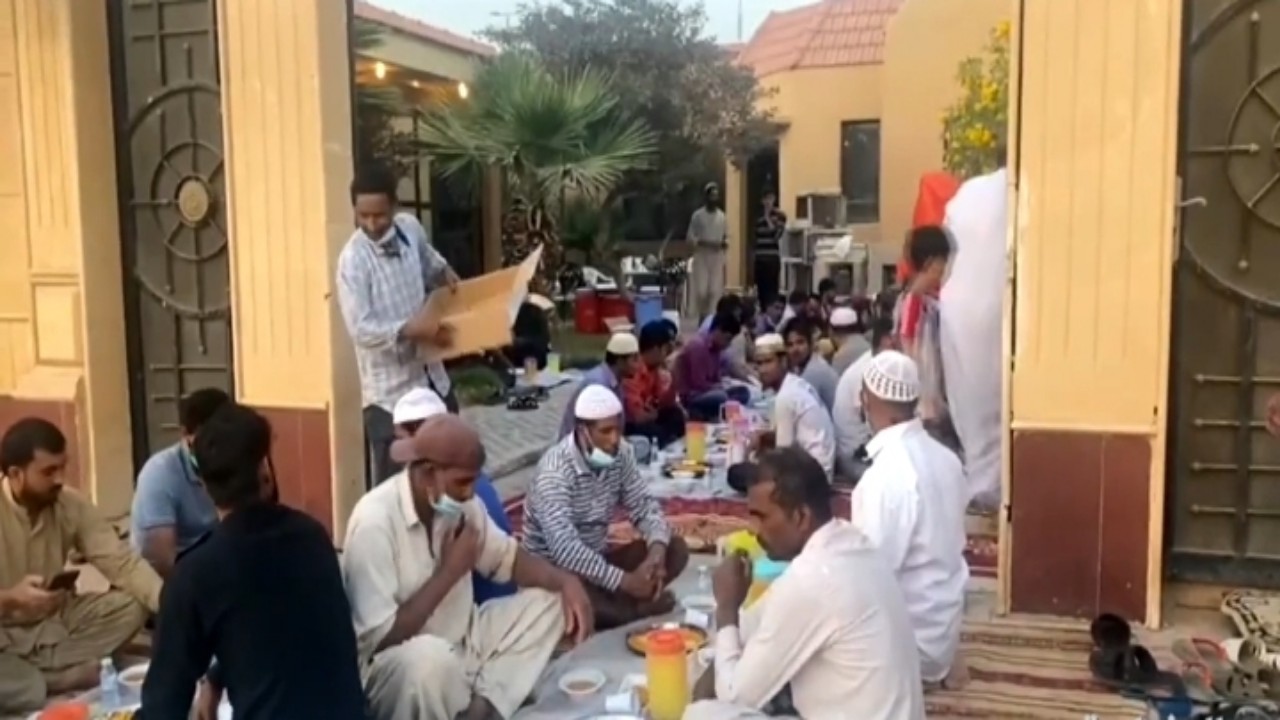 بالفيديو.. مواطن يفتح منزله لإفطار الصائمين منذ 10 سنوات بحفر الباطن