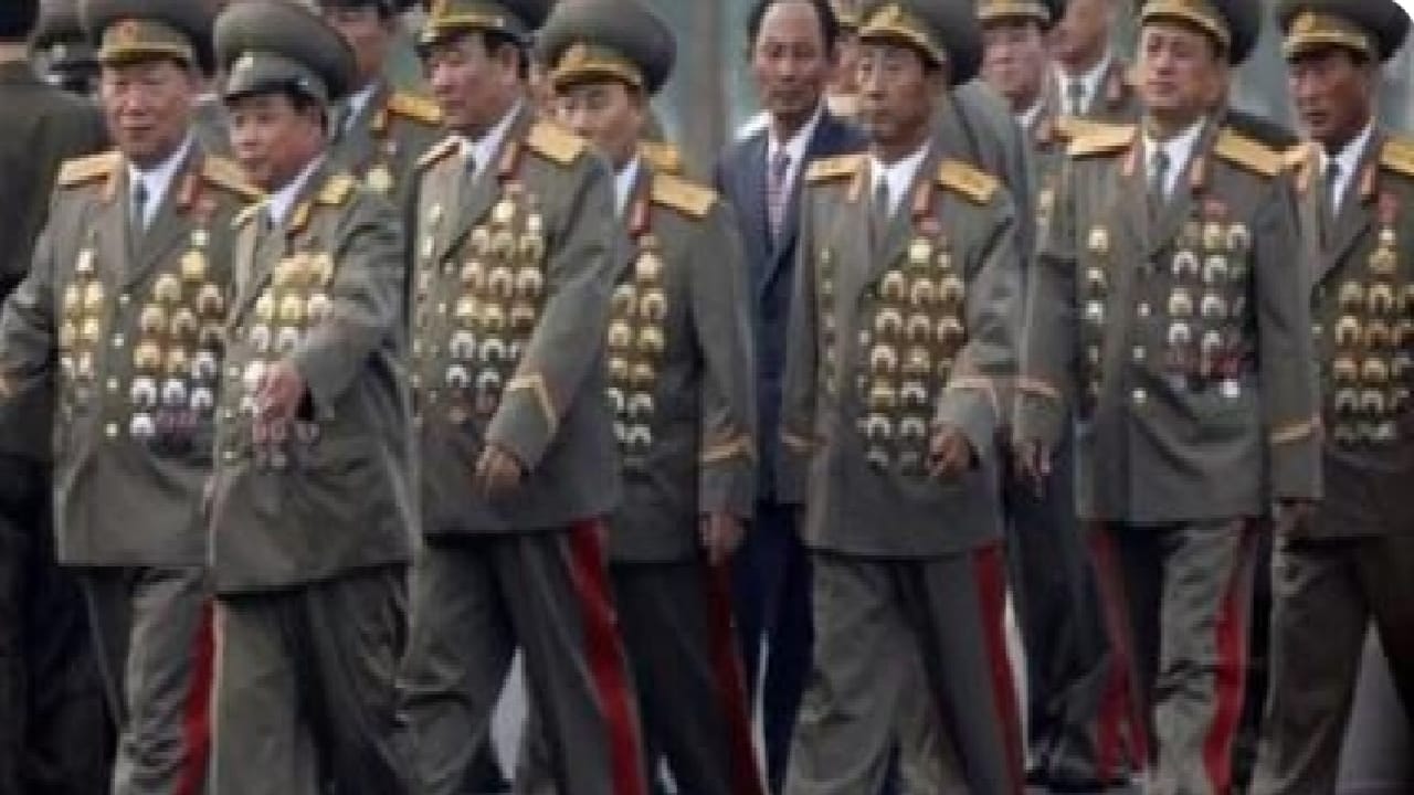 كشف سر وضع أوسمة كثيرة على سترات ضباط كوريا الشمالية