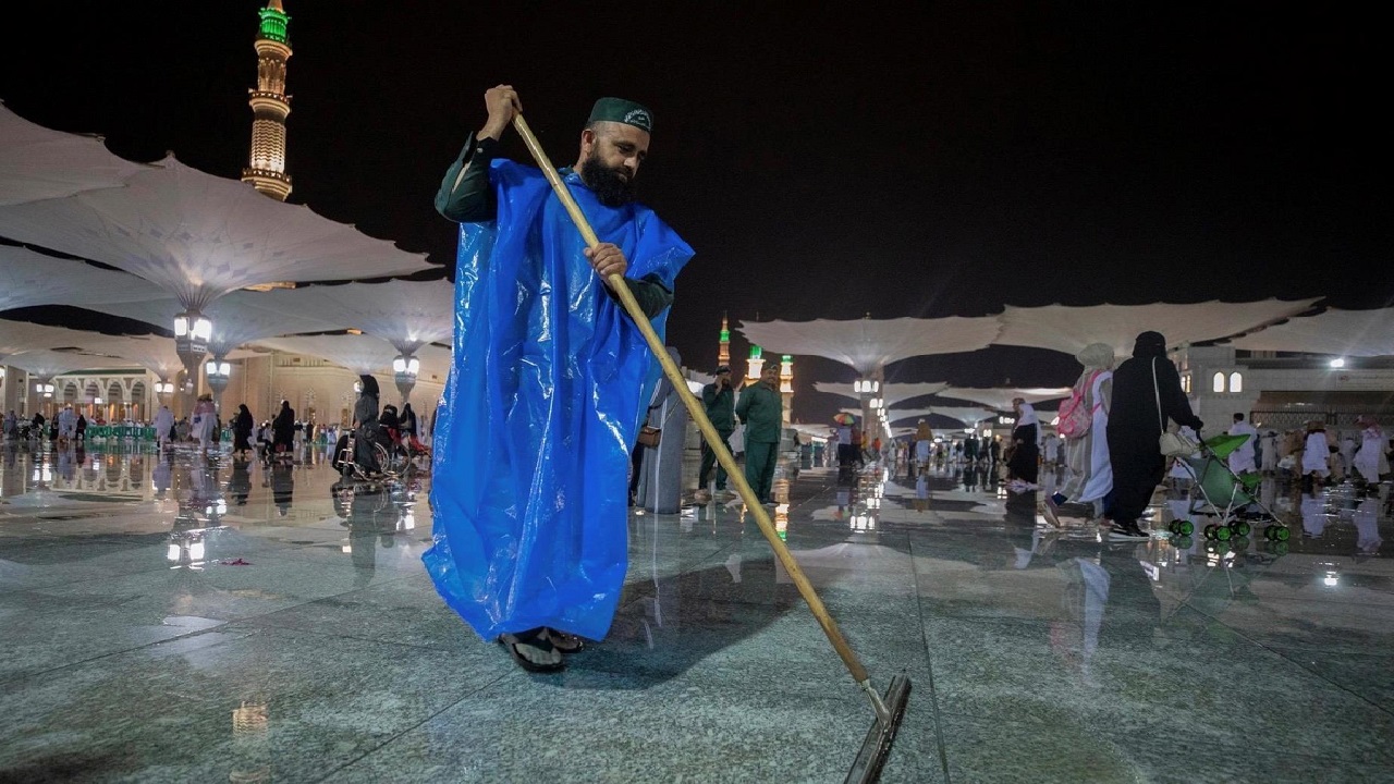تكثيف الجهود لتنظيف المسجد النبوي تزامناً مع هطول الأمطار