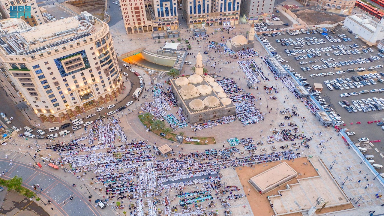 صور.. مشهد مهيب لإقبال الزوار على مسجد الغمامة