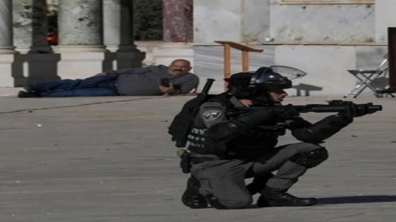 فلسطيني مستلقيًا في أحداث الأقصى يلفت الأنظار