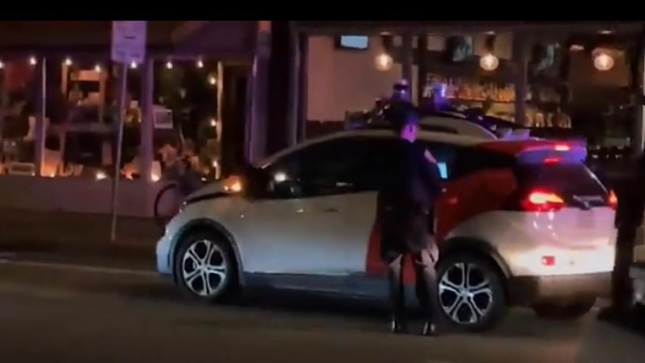 بالفيديو.. شرطي يوقف سيارة بلا سائق لتسجيل مخالفة