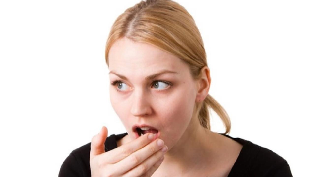 أطعمة تحافظ على صحة ونظافة الفم