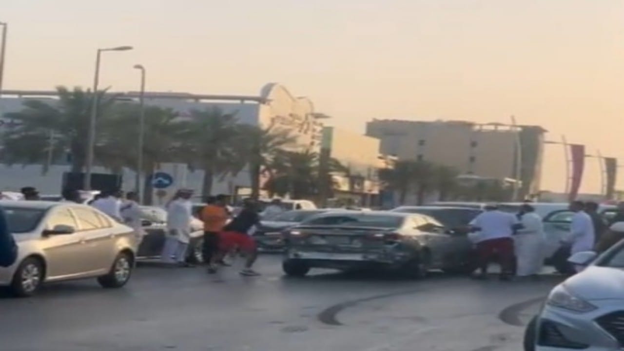 شاهد.. قائد مركبة بحالة غير طبيعية يسير عكس الاتجاه ويصطدم بالسيارات في الرياض 
