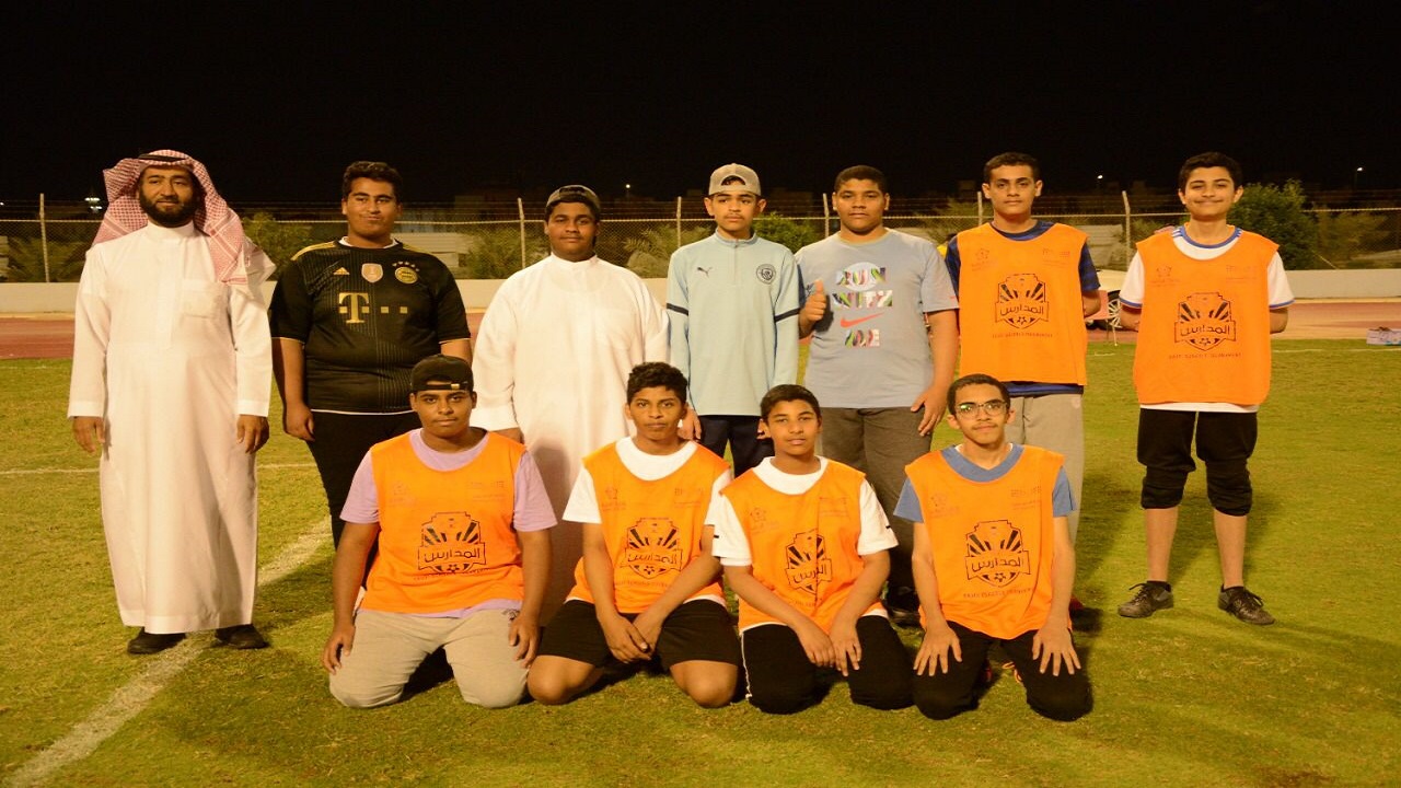 مدير تعليم الأحساء يقف على استمرارية دوري المدارس