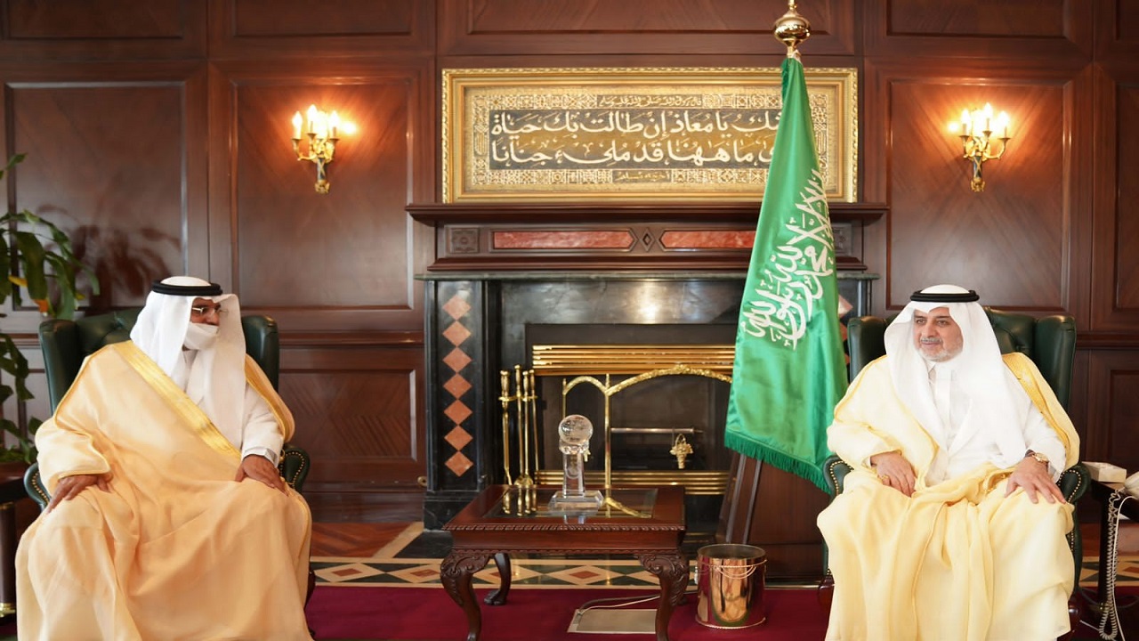 أمير تبوك يكرم طلاب وطالبات مدراس الملك عبدالعزيز بالمنطقة المتميزين