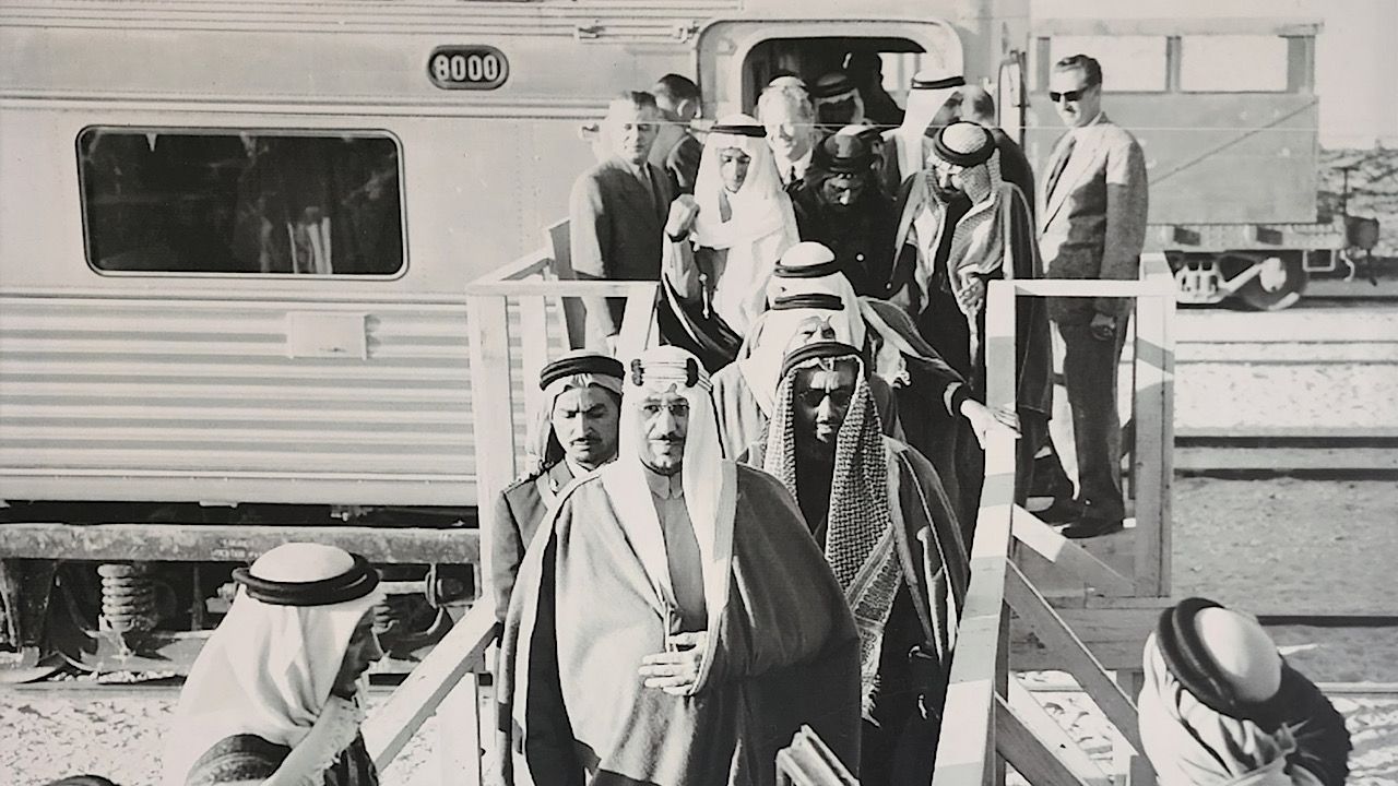 صور تاريخية للملك سعود أثناء تدشين مشروع القطار بين الرياض والدمام