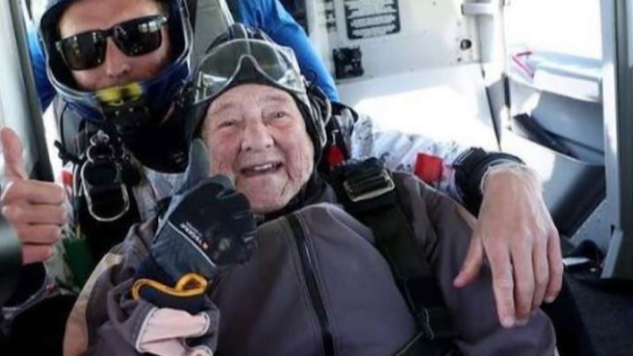 جده في سن 103 تحطم الرقم القياسي للقفز الثنائي