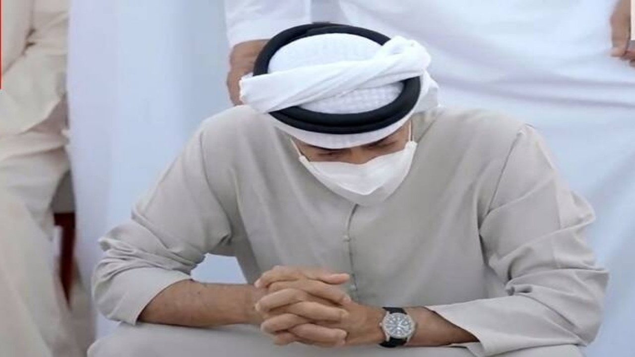 ‏بالفيديو.. الحزن يخيم على وجه محمد بن زايد فوق قبر الشيخ خليفة