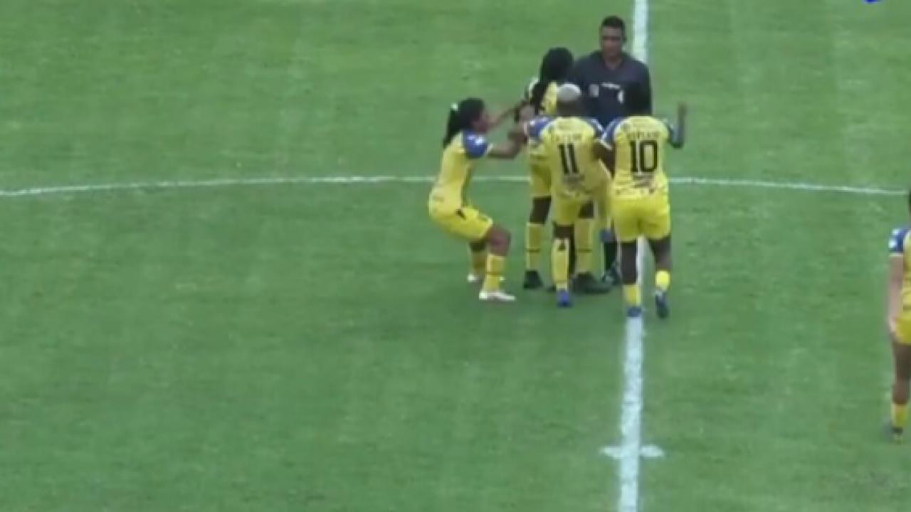 شاهد.. لاعبة تركل حكماً في الدوري الإكوادوري بعد رفعه البطاقة الحمراء في وجهها
