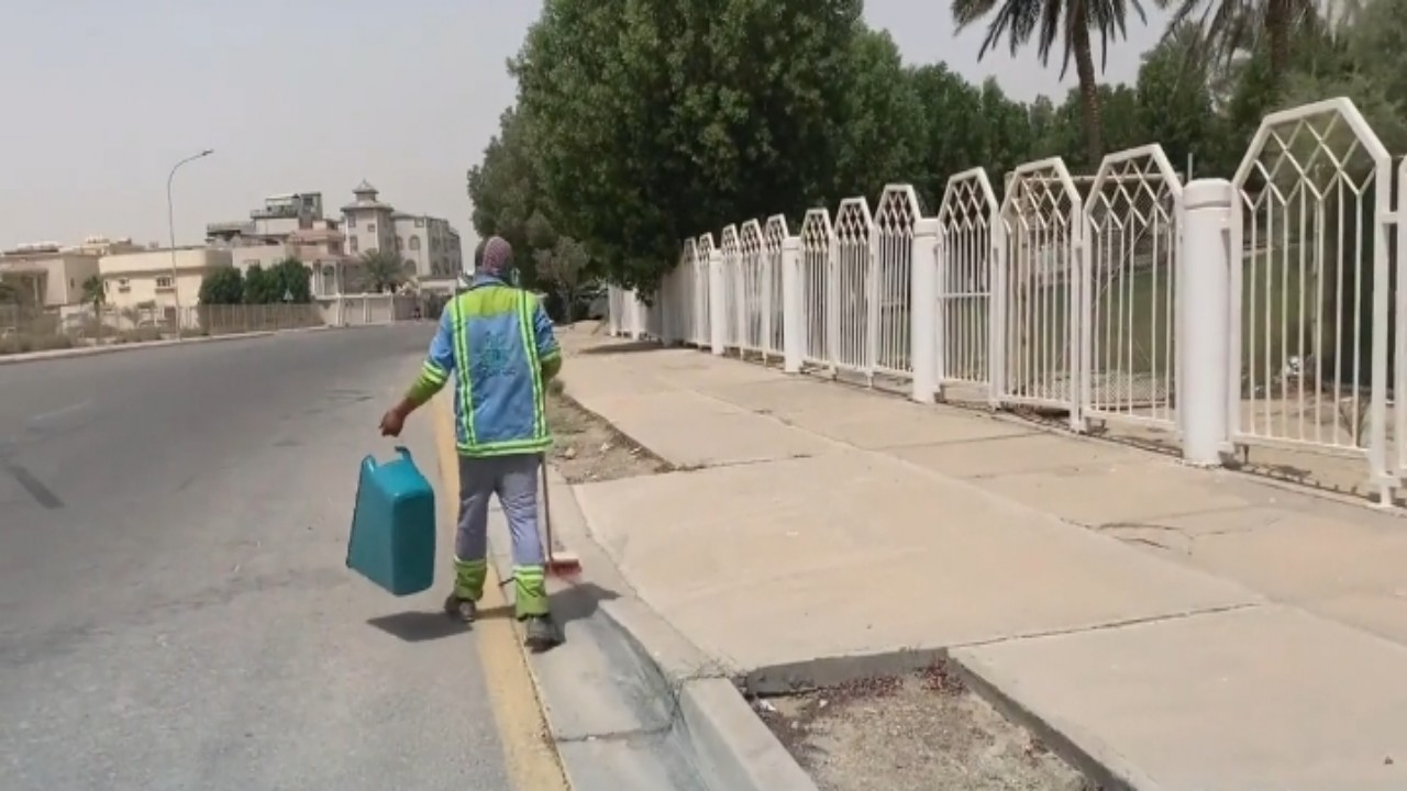 ‏بالفيديو.. تدني أجور عمال النظافة يدفع بهم إلى التسول