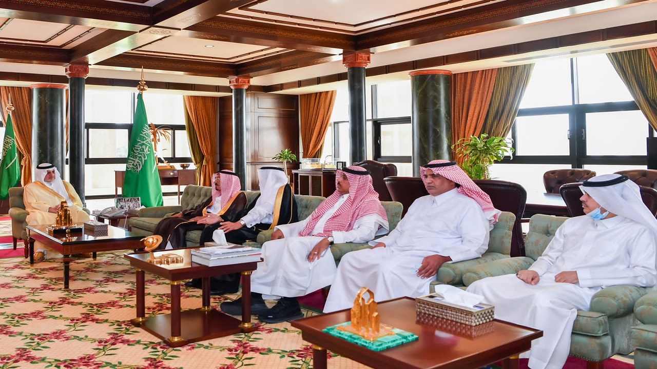أمير تبوك يستقبل رئيس مجلس إدارة هيئة الصحفيين السعوديين
