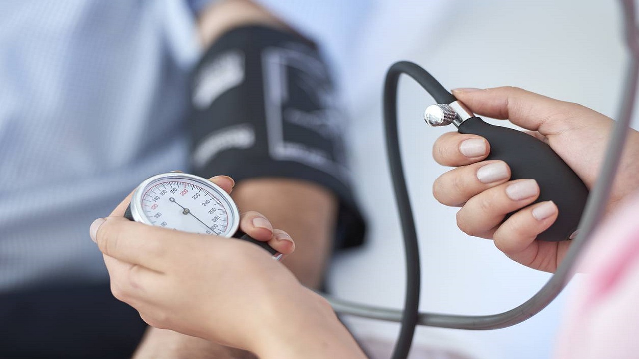 استشاري يوضح أسباب تفشي مرض ضغط الدم