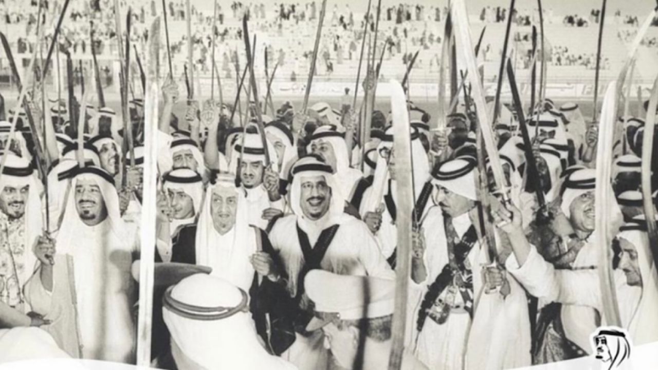 صورة تاريخية نادرة تضم 5 ملوك وهم يؤدون العرضة
