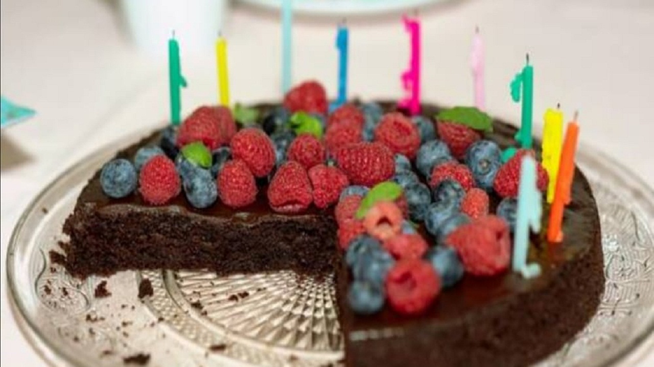 وضعوا الفياغرا في الكعكة.. مزحة تودي بحياة شاب عراقي أثناء عيد ميلاده