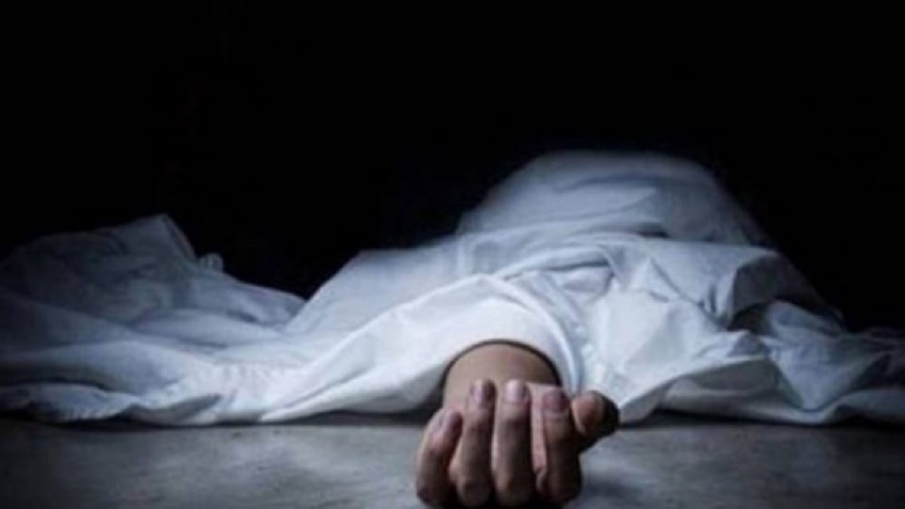 شاب يقتل والده بضربة قوية على رأسه ثم خنقه