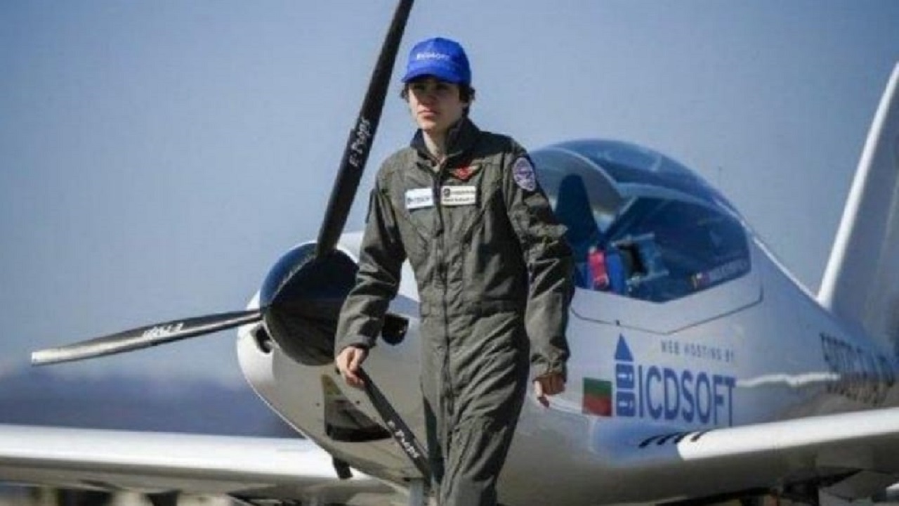 أصغر طيار في العالم يتجه إلى مطار مسقط الدولي