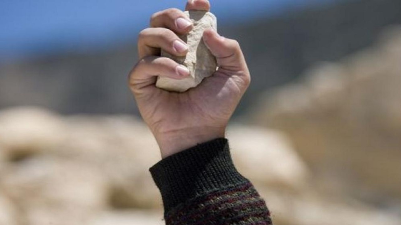 تلميذ يعتدي على معلم مستعيناً بأسرته!