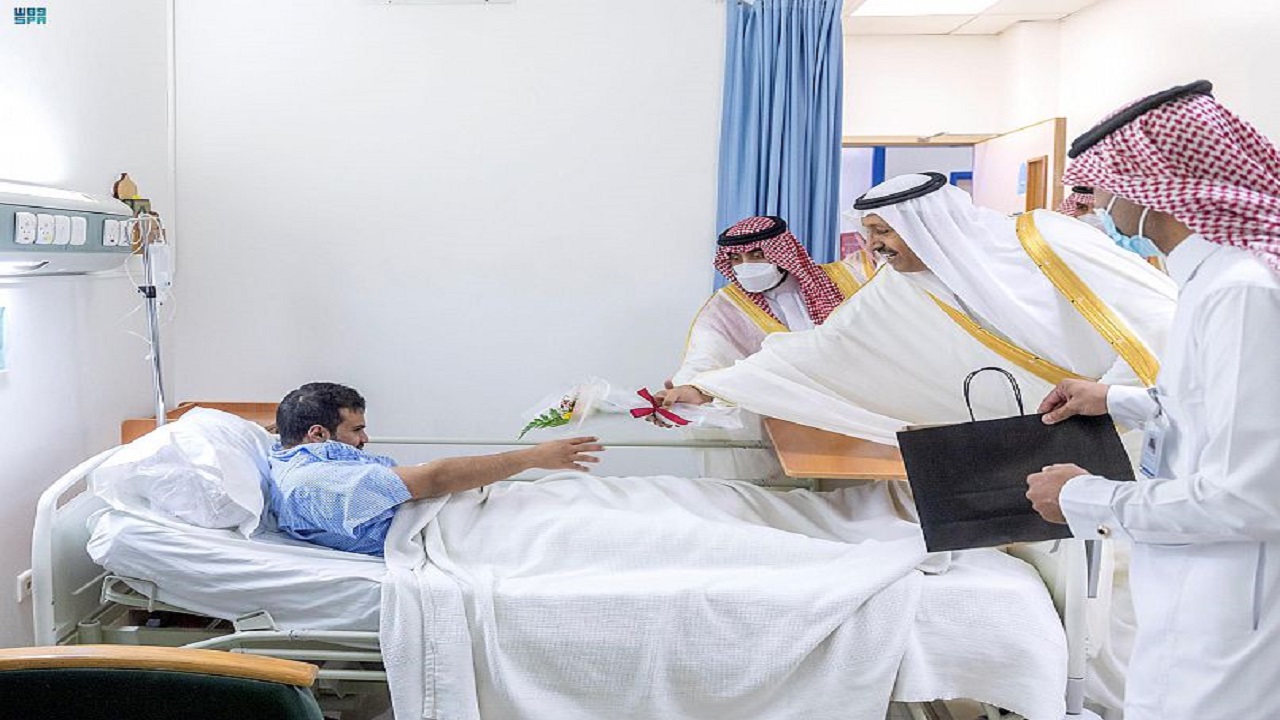 أمير الباحة يعايد المنومين في مستشفى العقيق العام