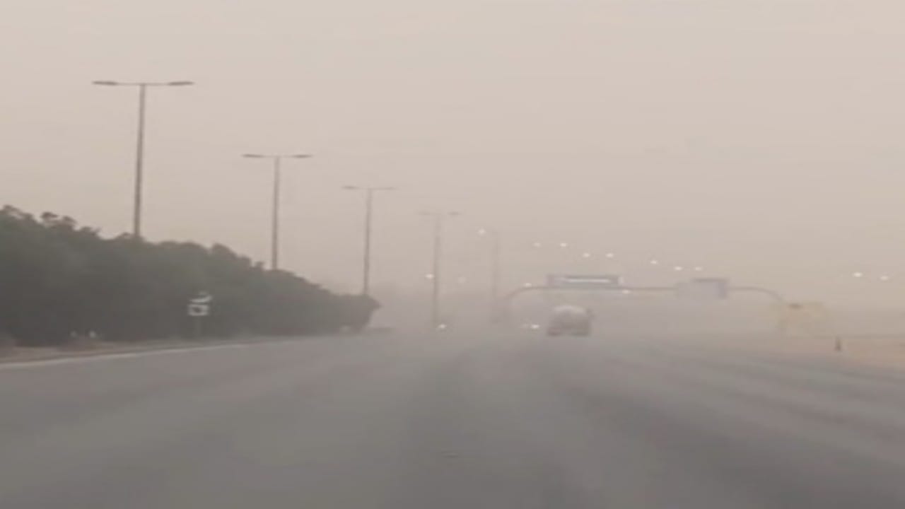شاهد.. وصول العاصفة الرملية إلى الرياض 
