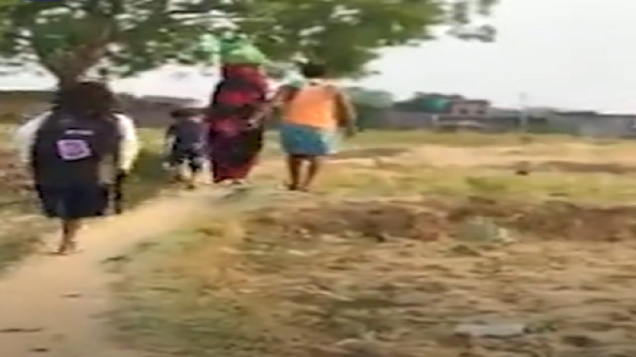 بالفيديو.. فتاة تذهب يوميا للمدرسة قفزاً على قدم واحدة