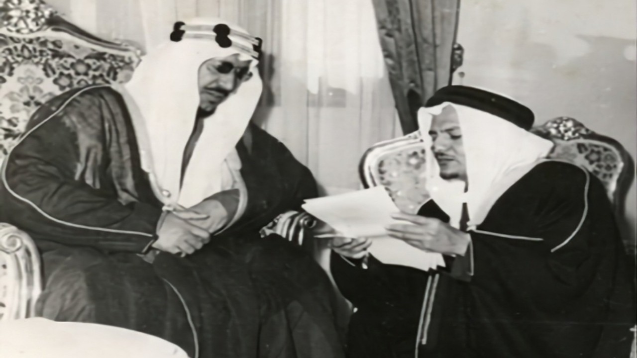 ‏صورة نادرة للملك سعود وهو يستمع لآخر الأخبار من الشيخ عبدالله بلخير