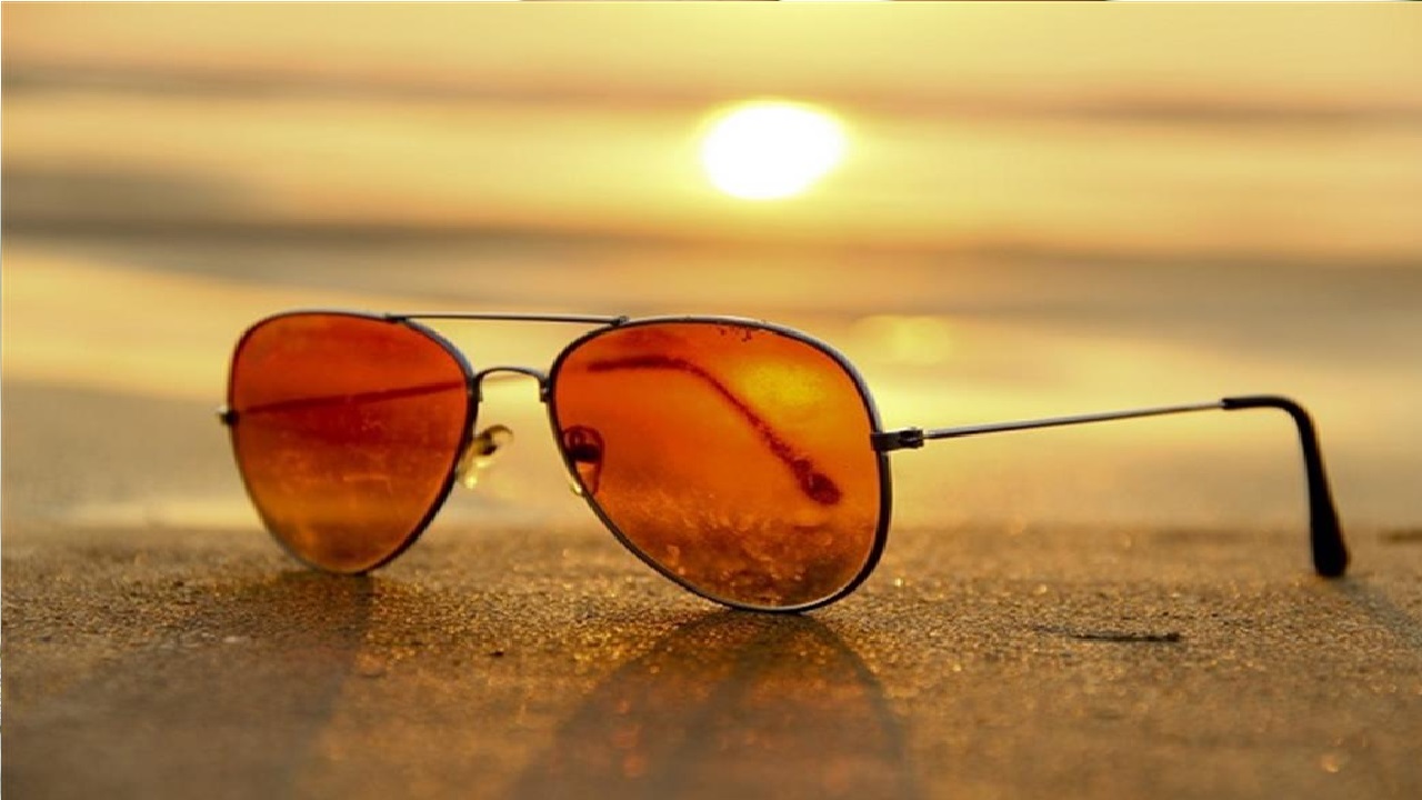 الغذاء والدواء تنبه لضرر يحدث للعين عند ارتداء النظارات الشمسية المقلدة