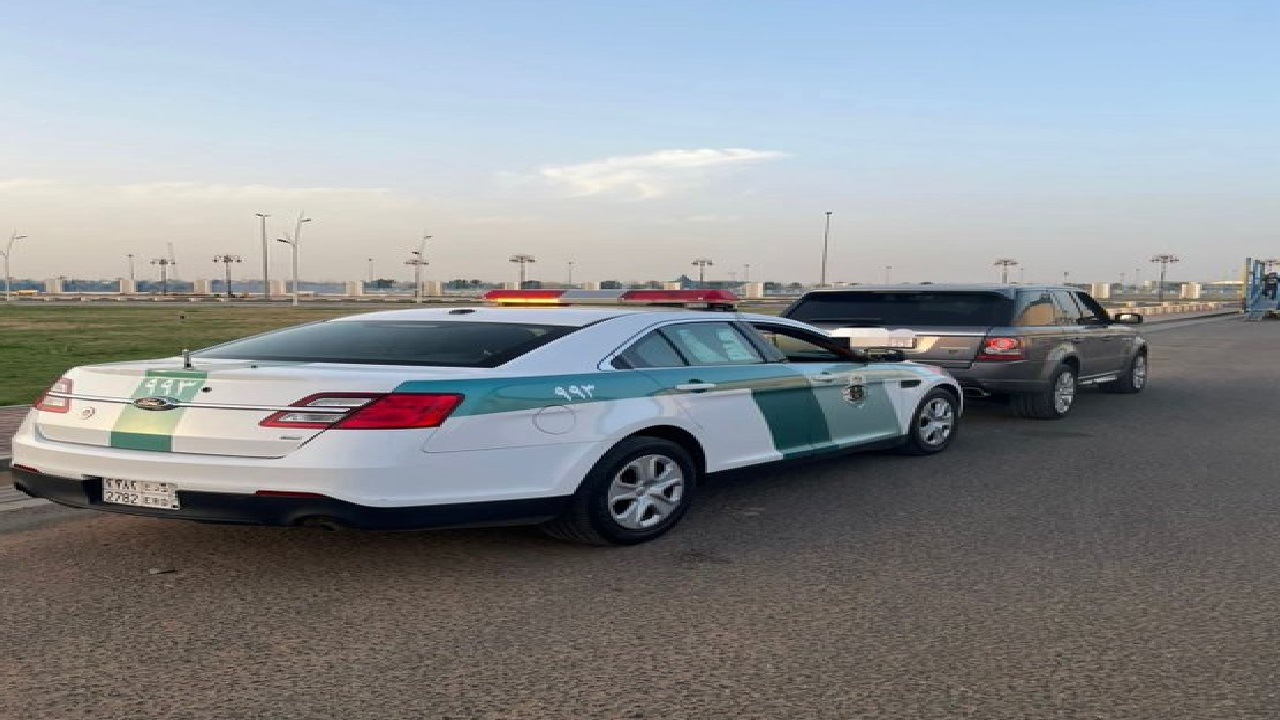 ضبط شخص قاد مركبته بتهور على طريق مشاة في تبوك