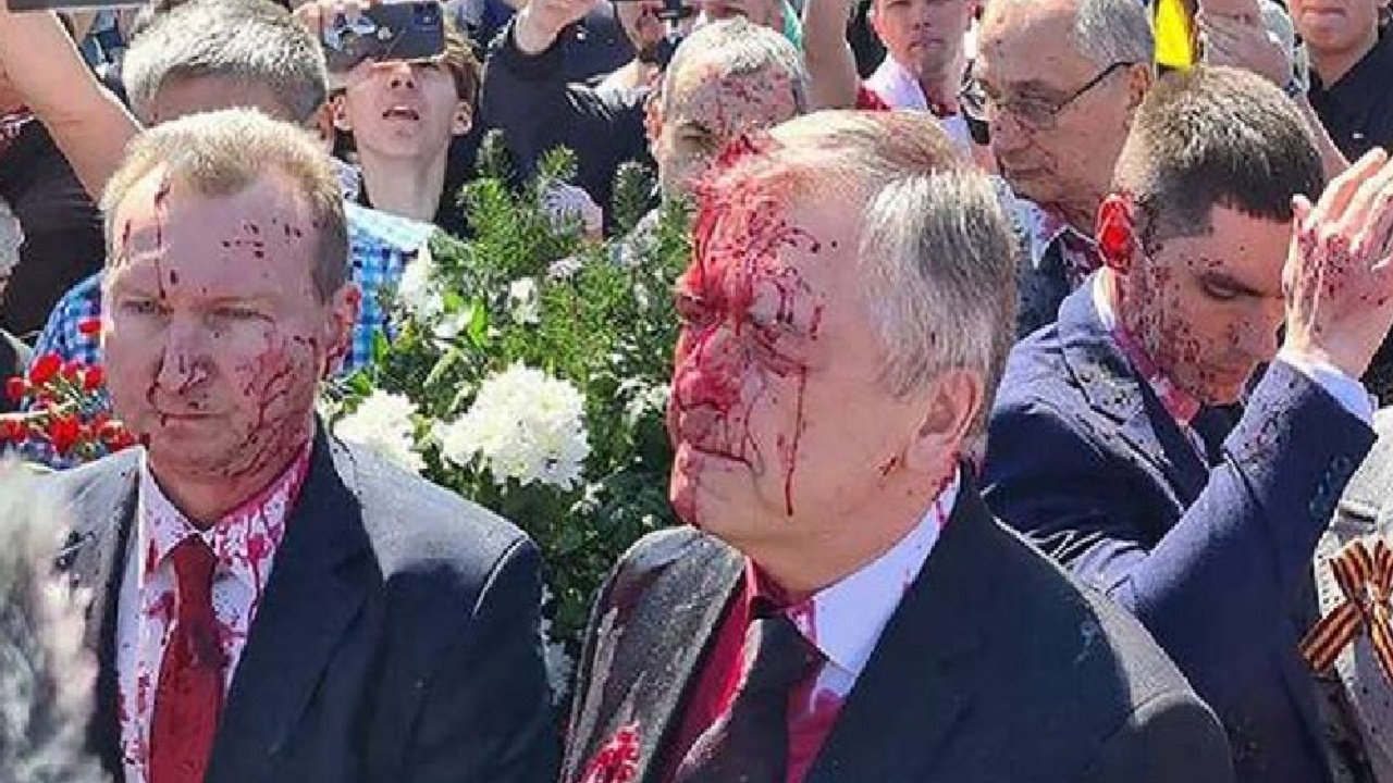 بالفيديو.. الاعتداء على السفير الروسي في بولندا بالطلاء الأحمر
