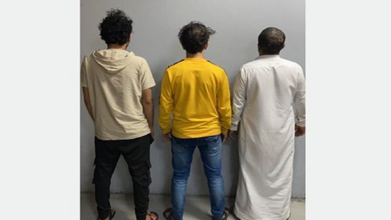ضبط 3 أشخاص لمتاجرتهم بشرائح اتصال بأسماء مجهولة في الرياض